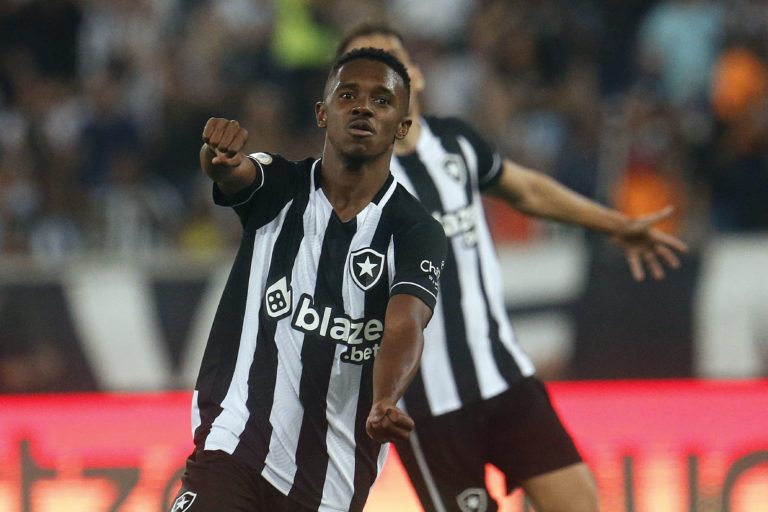 Botafogo exerce compra do atacante Jeffinho