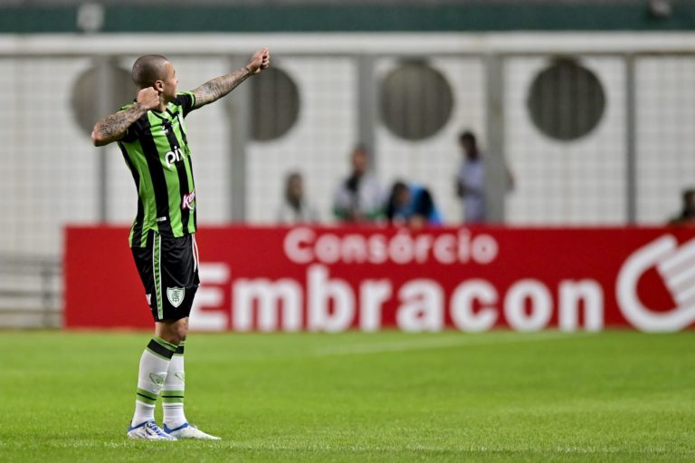 Botafogo perde para o América-MG e se complica na Copa do Brasil