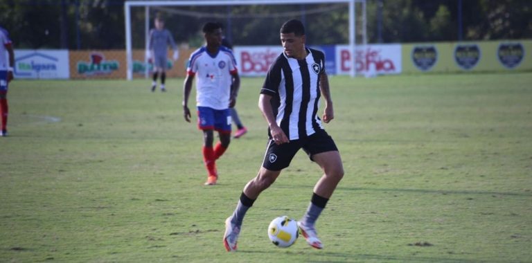 Botafogo renova contrato do meia Raí, destaque da base, até 2025