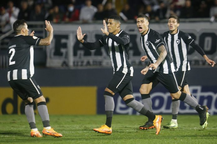 Botafogo vence o Bragantino em jogo de três gols anulados e se recupera no Brasileirão