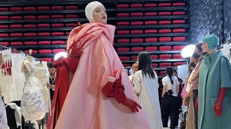 Carol Trentini no desfile da Maison Margiela