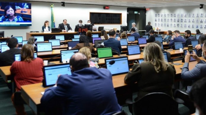 Comissão especial da Câmara aprova PEC do Piso da Enfermagem