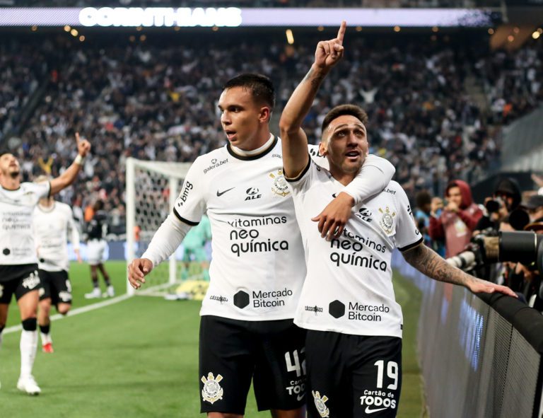 Corinthians vence o Botafogo na Arena e segue na cola do líder Palmeiras