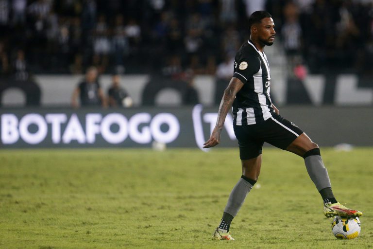 Diego Gonçalves sente a coxa e volta a ser problema no Botafogo