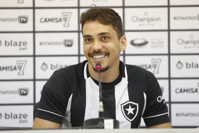 Eduardo é apresentado oficialmente pelo Botafogo