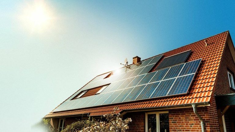 Geração de energia solar em residências deve dobrar até o fim do ano, prevê associação do setor