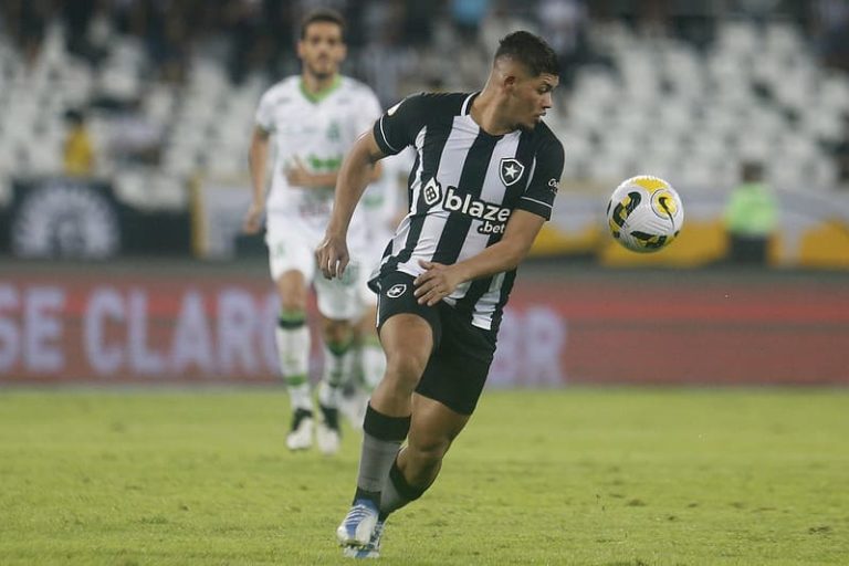 Erison lamenta eliminação e prega trabalho do Botafogo para restante da temporada
