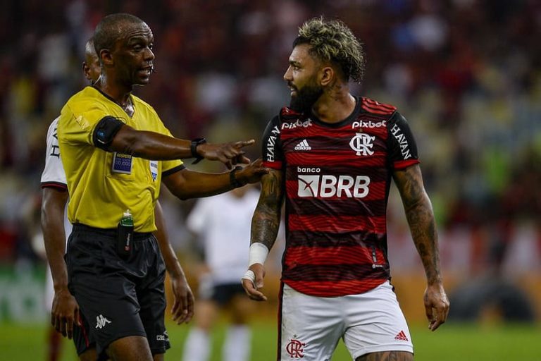 Após polêmicas em Flamengo x Athletico-PR, CBF decide afastar árbitro e VAR