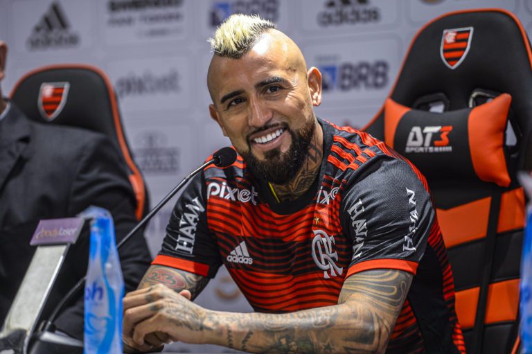Apresentado no Flamengo, Vidal admite sonho em conquistar a Libertadores
