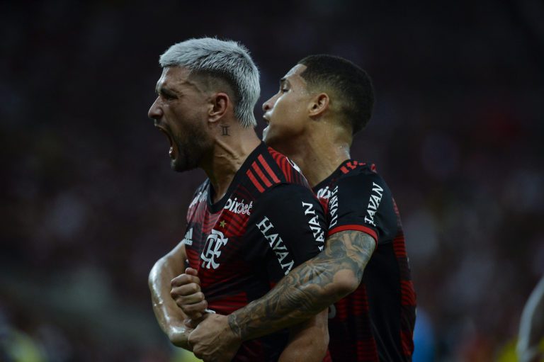 Arrascaeta brilha, Flamengo bate o Atlético-MG no Maracanã e se classifica na Copa do Brasil