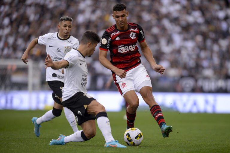 Corinthians vence Flamengo em Itaquera e encosta na liderança do Brasileiro