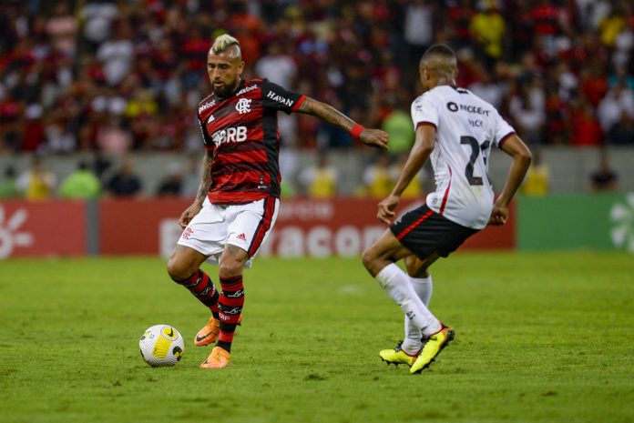 Dorival Júnior destaca evolução de Vidal no Flamengo: “Está conhecendo os companheiros”