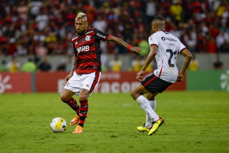 Dorival Júnior destaca evolução de Vidal no Flamengo: “Está conhecendo os companheiros”