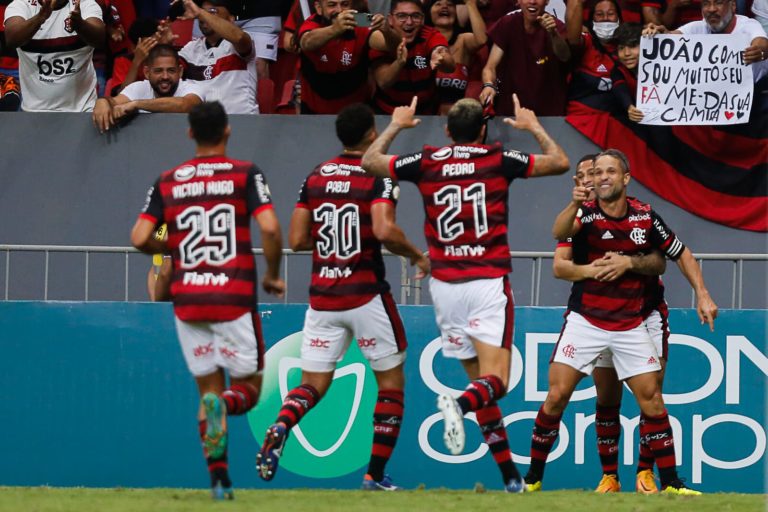 Eficiente na bola parada, Flamengo vence o Coritiba no Mané Garrincha