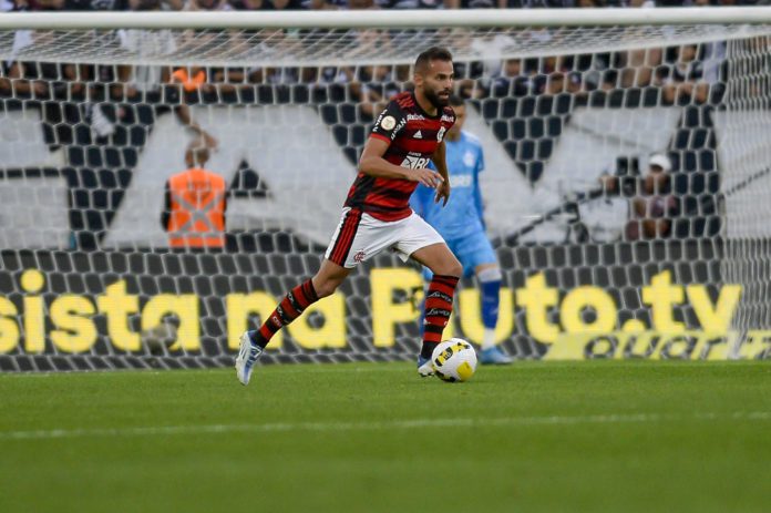 Fabrício Bruno celebra retorno aos gramados no Flamengo: “Emocionado”