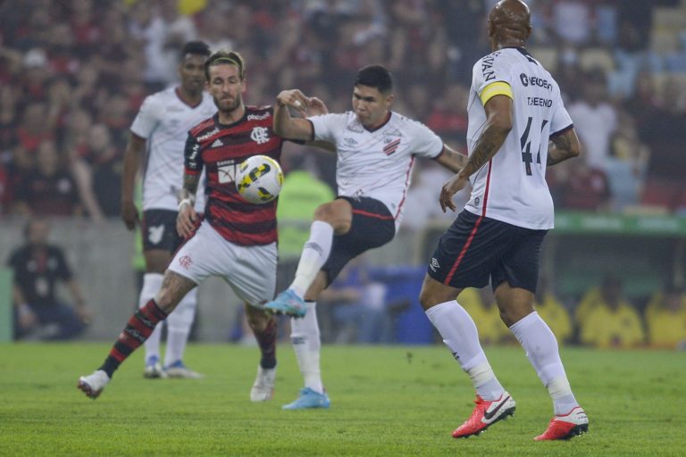 Flamengo pressiona, mas não sai do zero com o Athletico-PR pela ida das quartas da Copa do Brasil