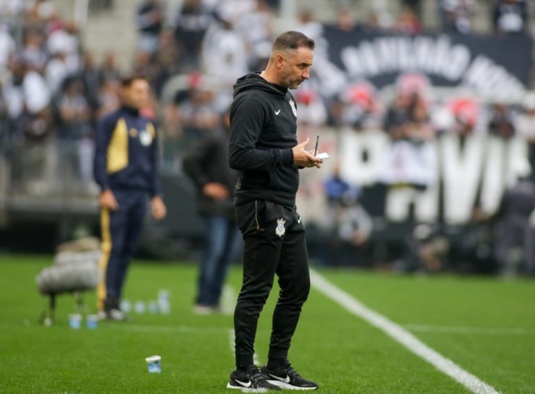 Invicto na Neo Química Arena, Vítor Pereira terá grande desafio contra Flamengo