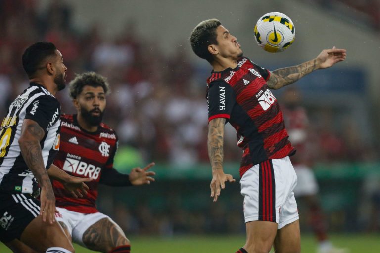 Rivaldo exalta Pedro, mas vê Gabigol mais perto de uma vaga na Seleção Brasileira
