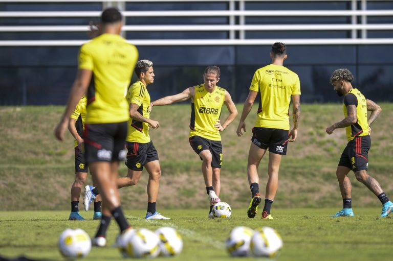 Sem Willian Arão, Flamengo divulga relacionados para o duelo com o Corinthians