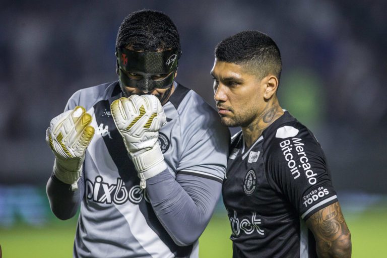 Goleiro Thiago Rodrigues defende Maurício Souza após tropeço do Vasco