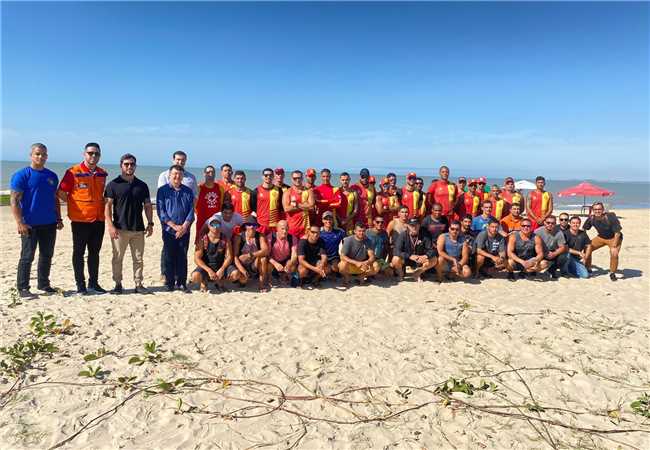 PREFEITO VAI À PRAIA OUVIR EQUIPE SALVAMAR, DEFINIR COORDENADORES E ANUNCIAR MELHORIAS