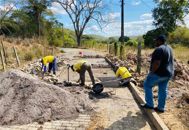 Secretaria de Obras de Itapemirim segue firme nas obras de pavimentação de ruas