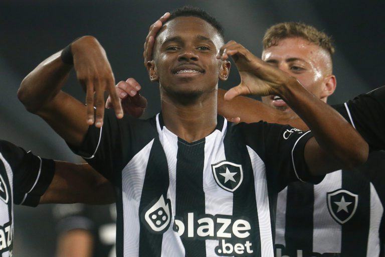 Jeffinho brilha e vive noite especial com o Botafogo