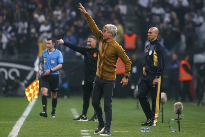 Luís Castro avalia positivamente atuação do Botafogo contra o Corinthians