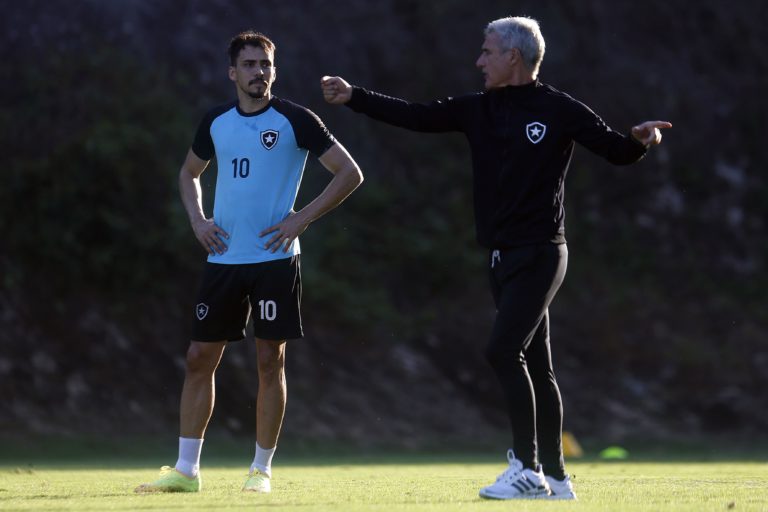 Luís Castro minimiza protesto no Botafogo e prega foco no trabalho