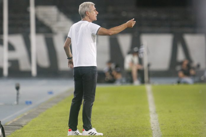 Luís Castro valoriza projeto e elogia torcida do Botafogo
