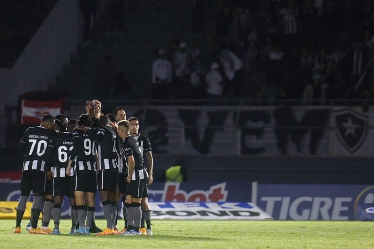 Luís Castro vê saída de bola do Botafogo ainda com problemas