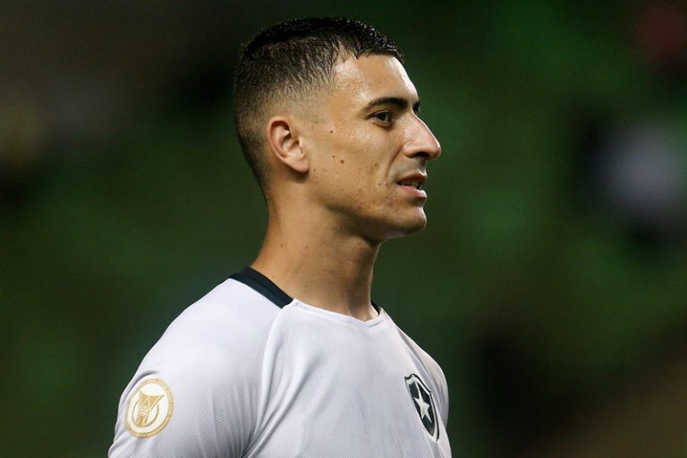 Philipe Sampaio diz que Botafogo precisa de “equilíbrio” para ter boa sequência na temporada