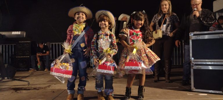 Primeiro dia da Festa de São Pedro atrai grande  público e realiza concurso de trajes típicos