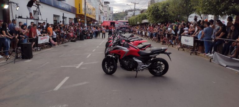 Público lota avenida para ver manobras radicais da Equipe Força & Ação