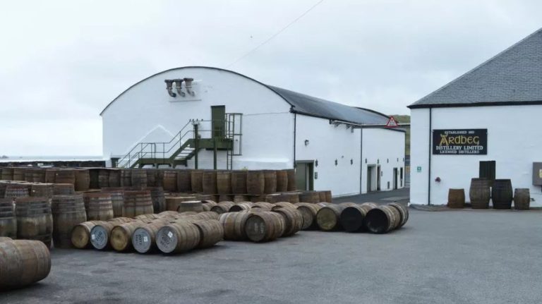 Destilaria vendeu barril de uísque por 16 milhões de libras esterlinas