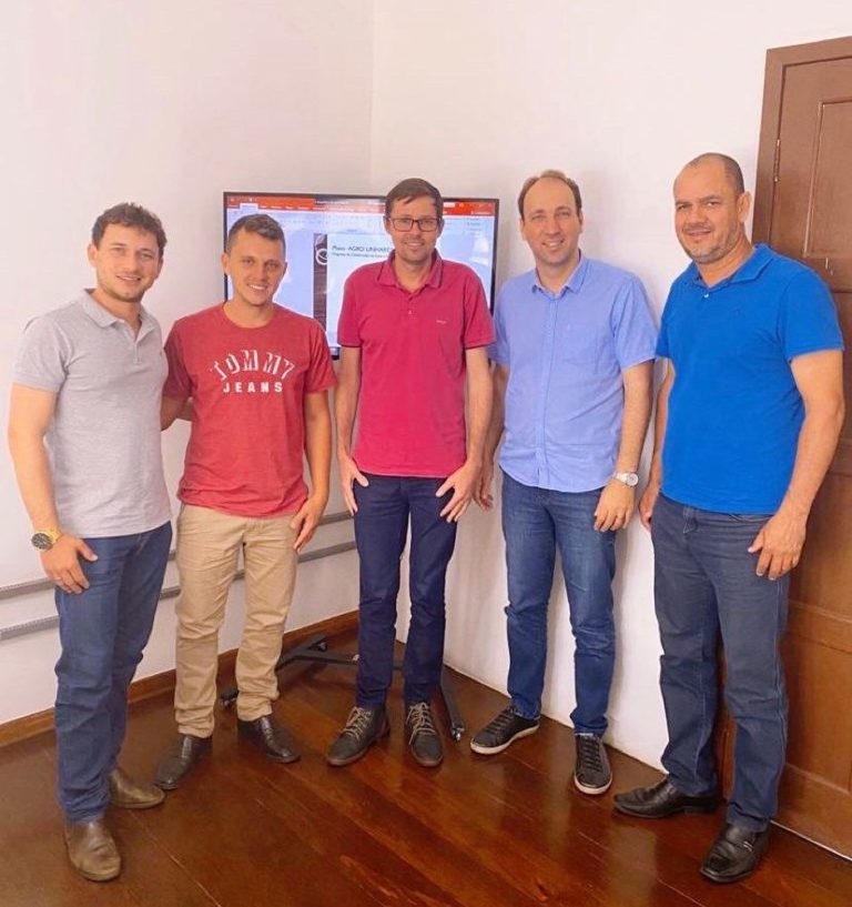 Representantes dos municípios de Laranja da Terra e Itaguaçu visitam Linhares para conhecer programas da Secretaria de Agricultura   		