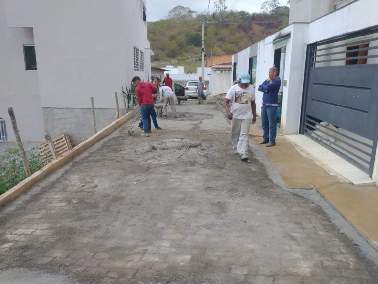 Secretaria de Obras pavimenta rua no bairro Alvorada