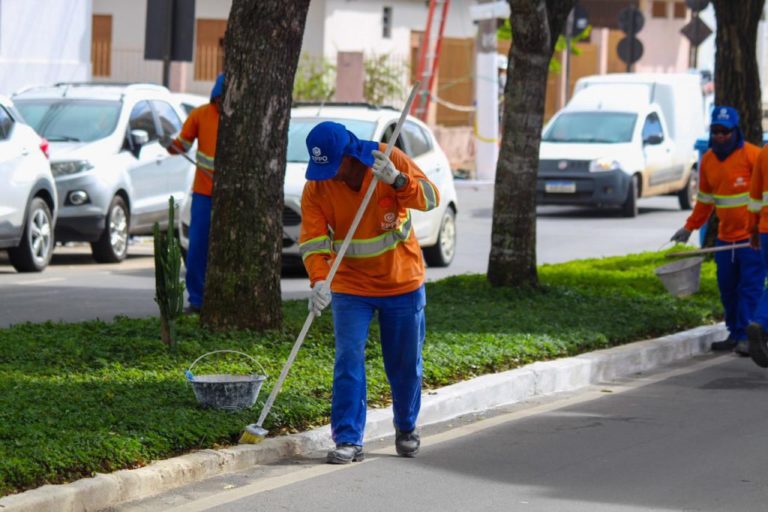 Secretaria de Obras reforça pintura de meios-fios nos bairros Conceição e Juparanã