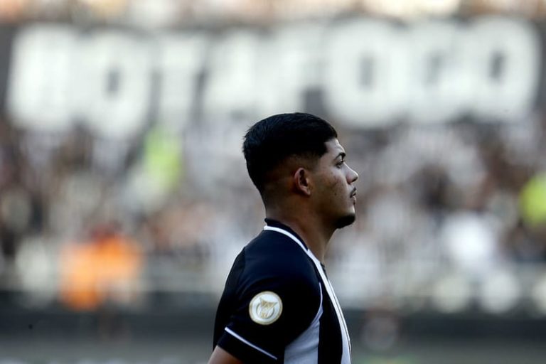Sem Erison, Botafogo divulga relacionados para jogo contra o Bragantino pelo Brasileirão