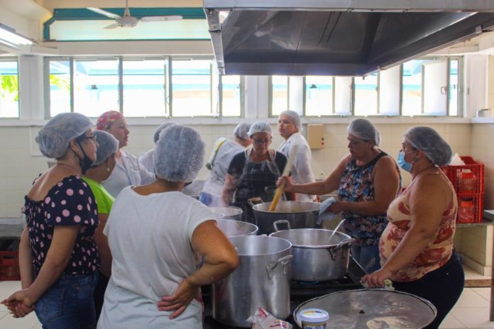 Semana Pedagógica: merendeiras recebem formação sobre boas práticas nas cozinhas
