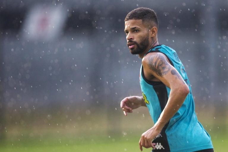Vasco rescinde contrato do meia Vitinho, que pertence ao Corinthians