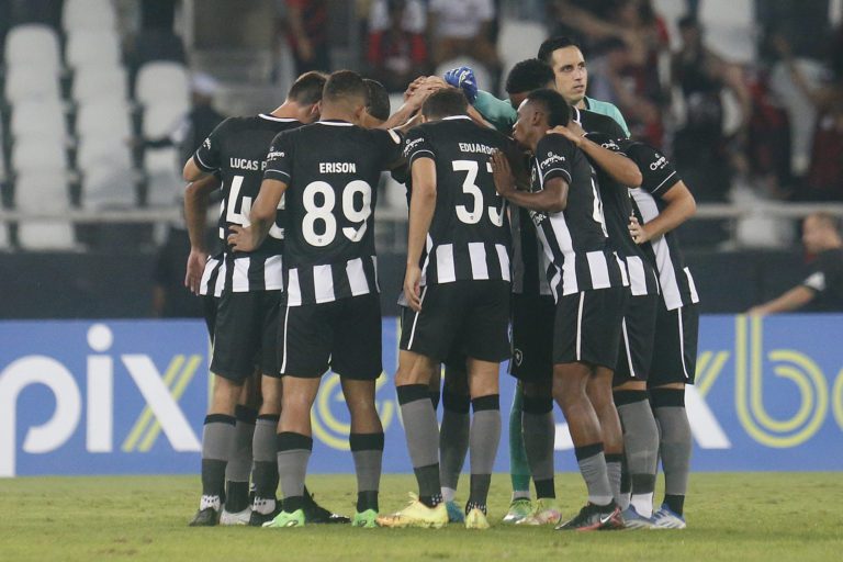 Versatilidade no meio de campo vira trunfo do Botafogo