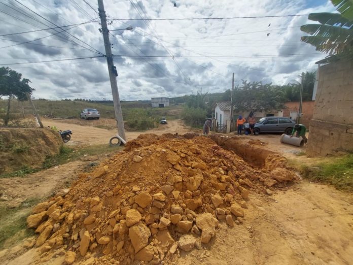 A Prefeitura realiza drenagem da Rua Juscelino Kubitschek para concluir toda Pavimentação do Bairro Altoé