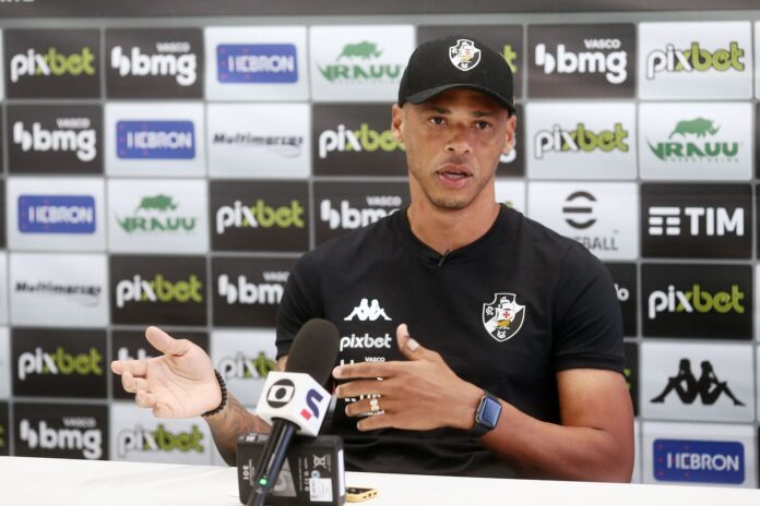 Anderson Conceição minimiza mudança na zaga do Vasco em Maceió