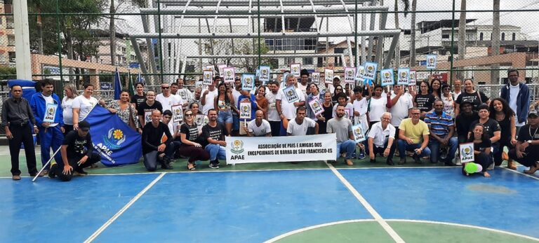 Apae realiza caminhada da Rua Mineira ao centro para lembrar Semana Nacional da Pessoa com Deficiência