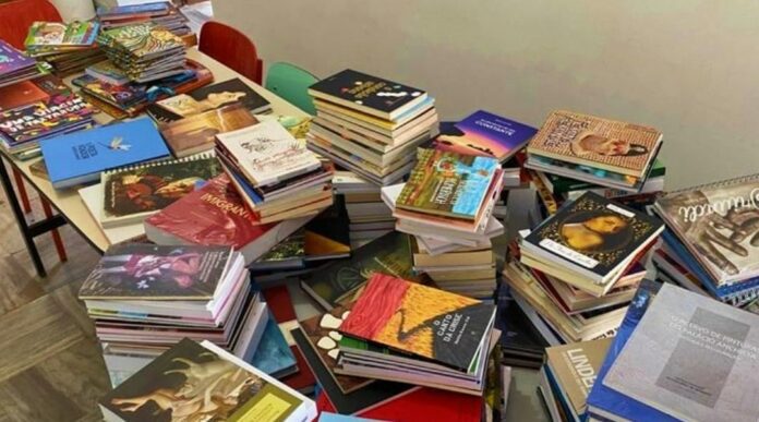 Biblioteca Recebe Doação de Livros