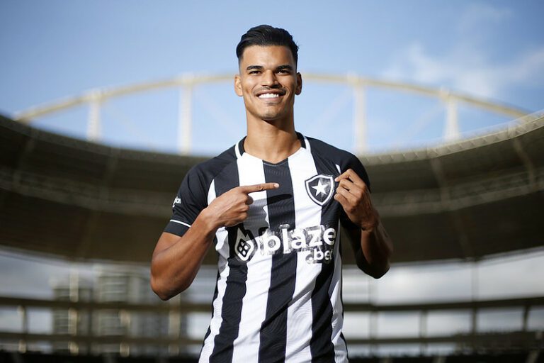 Botafogo anuncia a contratação do volante Danilo Barbosa, ex-Palmeiras