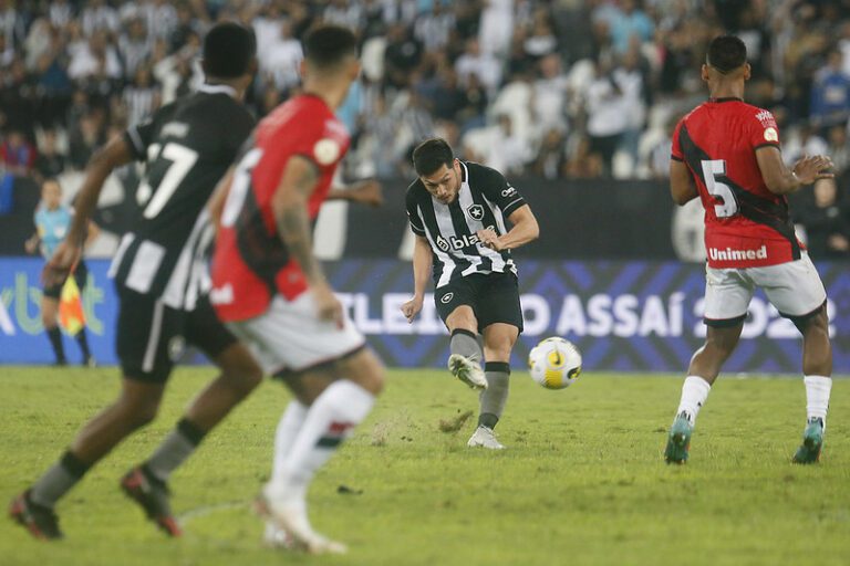 Com um jogador a menos, Botafogo fica no empate com Atlético-GO pelo Brasileirão