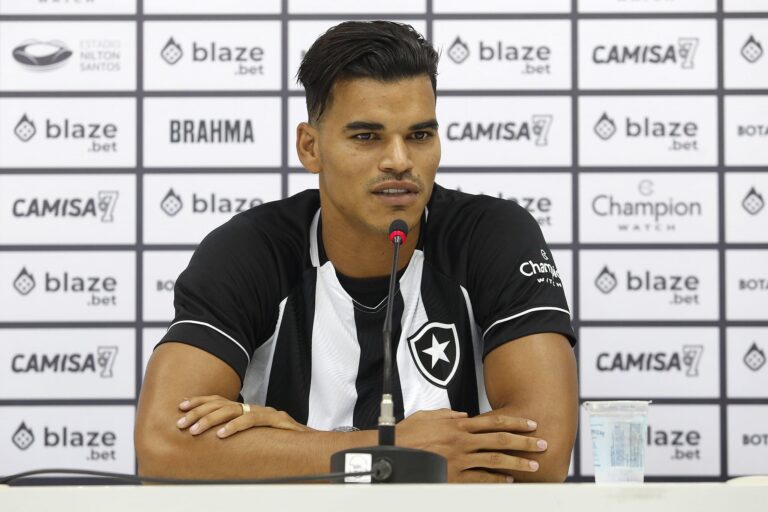 Danilo Barbosa é apresentado no Botafogo e se emociona ao recordar drama familiar