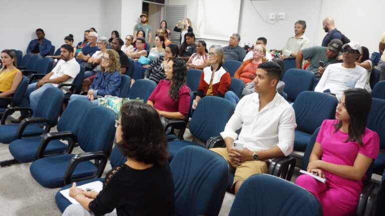 
			Empreendedores foram orientados sobre como se tornar MEI em Jaguaré        
